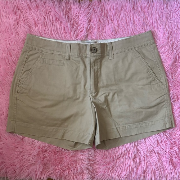 Old Navy sz 4 Regular khaki shorts with front and back pockets - Picture 1 of 8